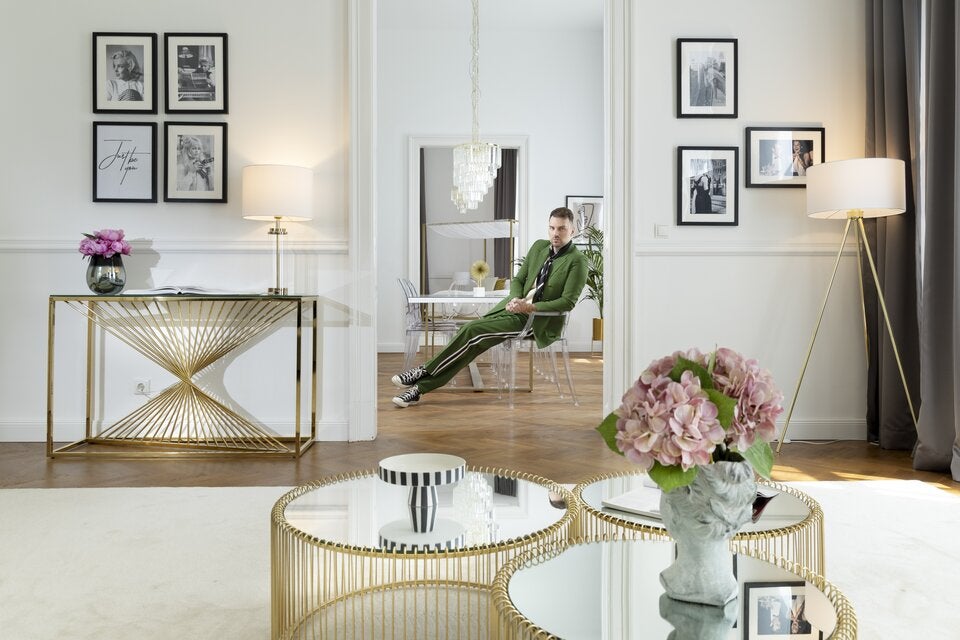 Elegante Kombinationen sind nicht nur in der Mode das Erfolgsgeheimnis des Modeschöpfers – er wohnt auch gerne glamourös.   