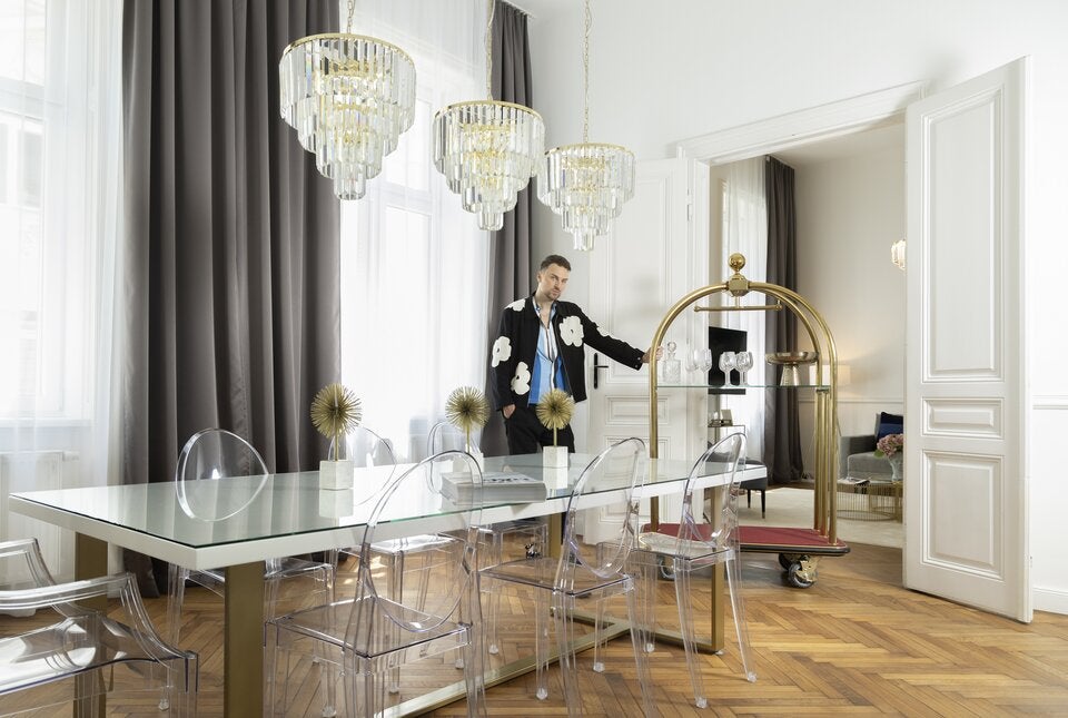 Gediegene Wohnaccessoires liebt Niko Niko ebenso wie ausgefallene Mode (hier gestylt von STEFFL).   