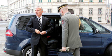 Eklat:  Klug  urlaubt mit Dienstwagen