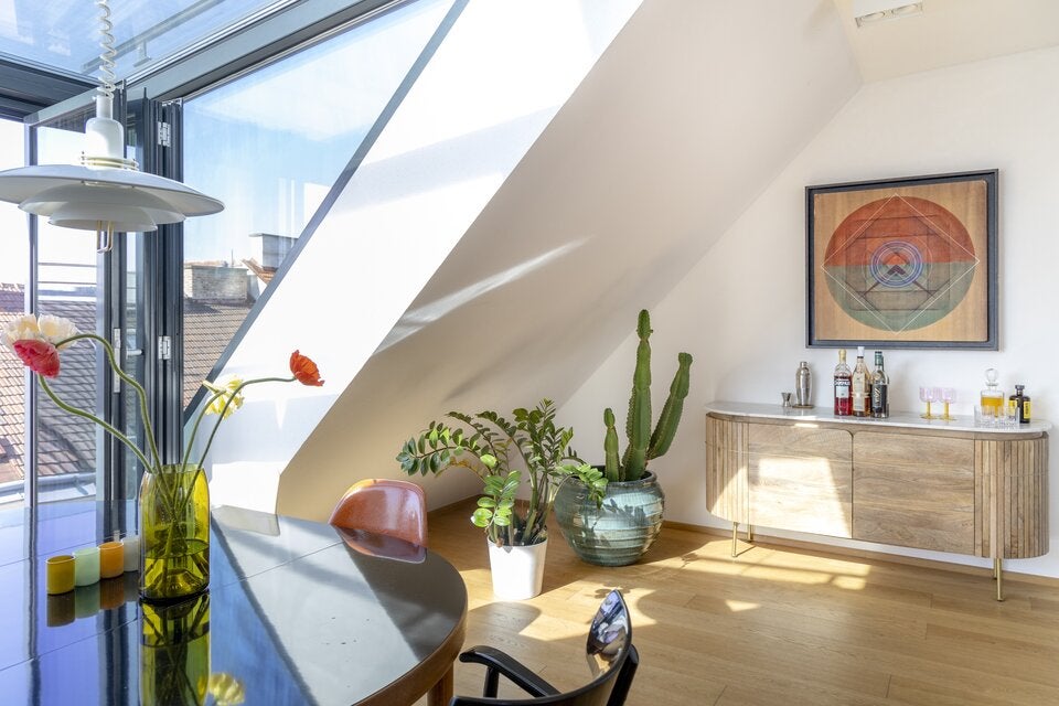 Von der loftartigen Wohnung blickt man über die Dächer Wiens.