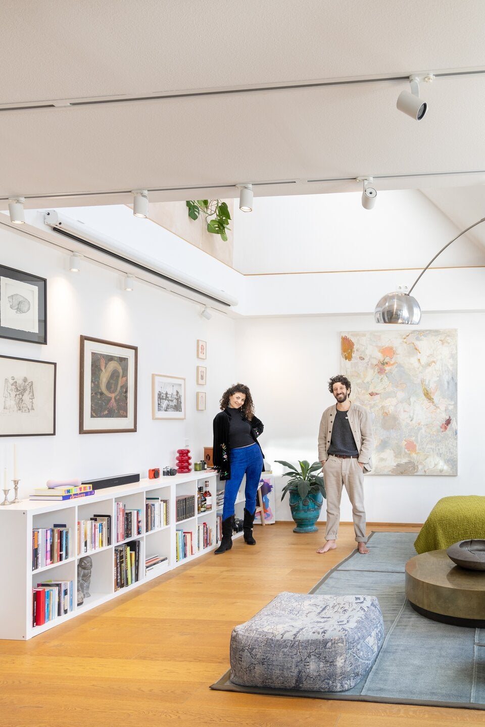 Mit viel Kunst leben Lea und Ilan in dem zweistöckigen Apartment. Links in der Mitte Molchos Lieblingsstück: ein Werk von Arik Brauer. Das große Bild gegenüber des Schlafbereichs stammt von Adrian Buschmann.