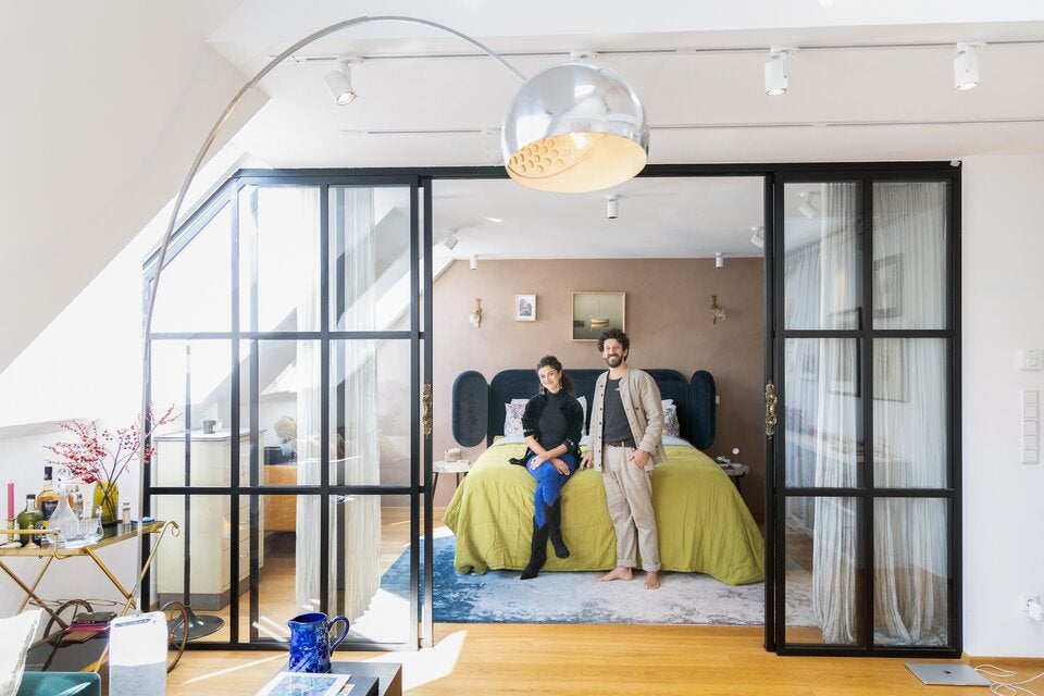 Das Wohnzimmer ist nur durch eine Glasschiebetür vom traumhaften Schlafbereich getrennt.