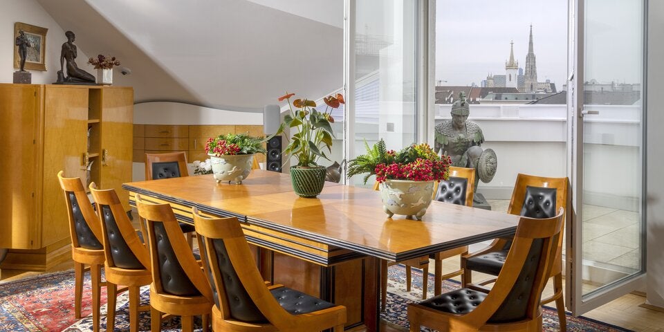 Von den Terrassen aus sieht man den Stephansdom und bis zum Schneeberg. Elektrische Rollos von Schraml Pergodesign schützen im Sommer vor zu viel Sonne.   