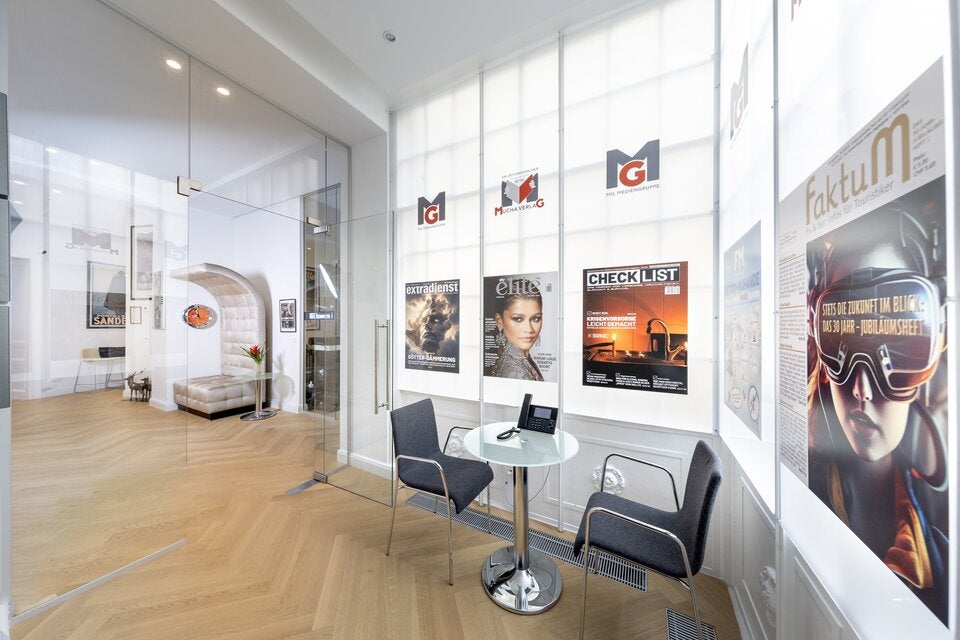 Im Phone-Room kann ungestört telefoniert und gearbeitet werden. Ansonsten setzt Mucha im neuen Office auf Großraum. „Kommunikation ist in der Medienbranche das Wichtigste.“   