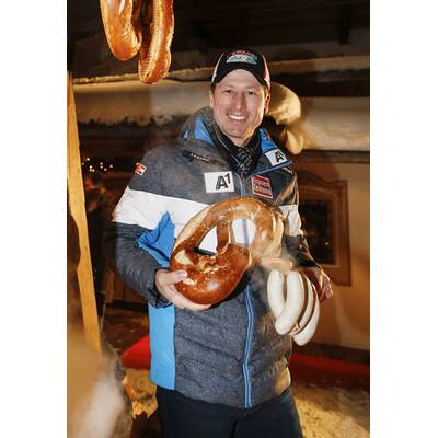 Kitzbühel: Arnie & Co. auf der legendären Weißwurst-Party