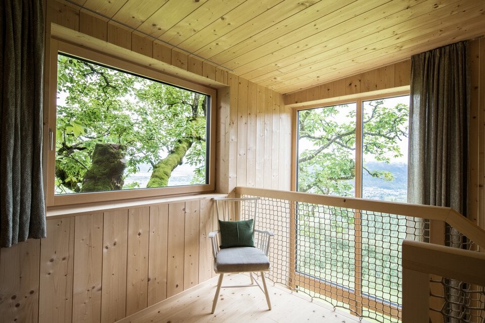 Durch die vielen Holzfenster öffnet sich der Blick in die schöne Umgebung. 