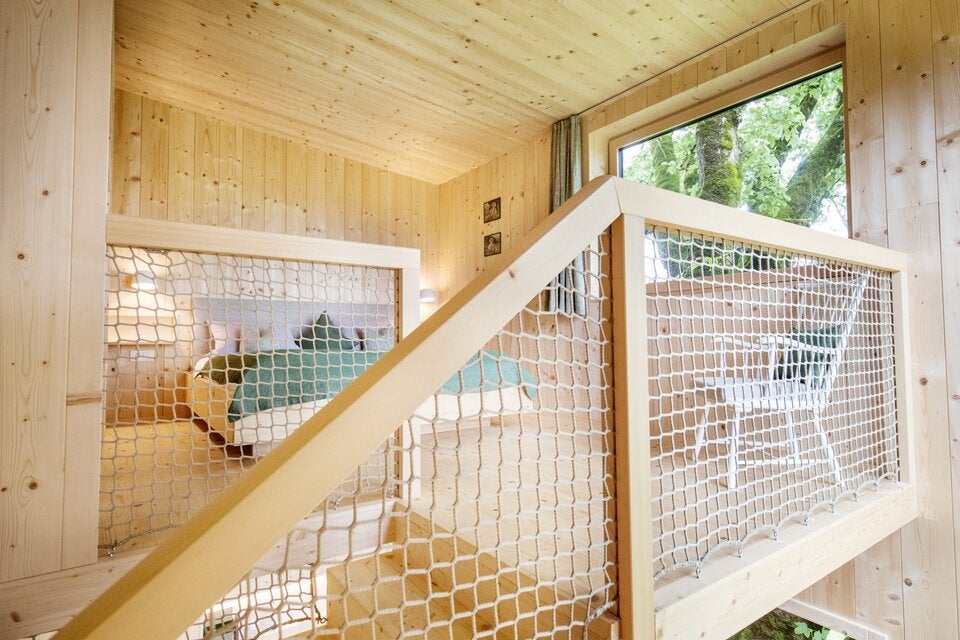 Raffiniertes Innendesign. Durch die Netze bleibt der offene Charakter des Hauses auch im Inneren erhalten.  