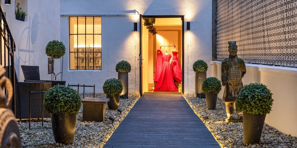 Durch einen entzückenden Innenhof gelangt man in sein Reich der Kreativität.
