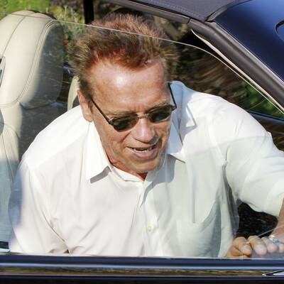 Arnold Schwarzenegger besucht seine tote Mama