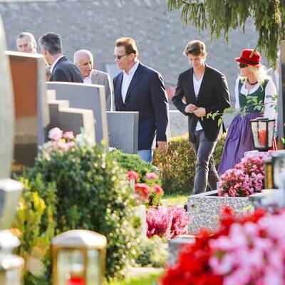 Arnold Schwarzenegger besucht seine tote Mama