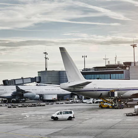 An den ersten Flughäfen wird Kerosin knapp