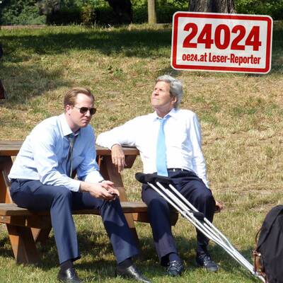 US-Außenminister Kerry rastet mit Gips-Fuß im Wiener Prater.