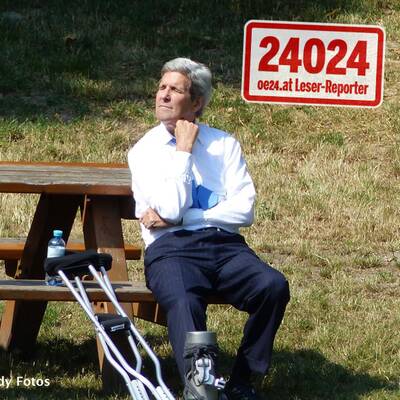 US-Außenminister Kerry rastet mit Gips-Fuß im Wiener Prater.