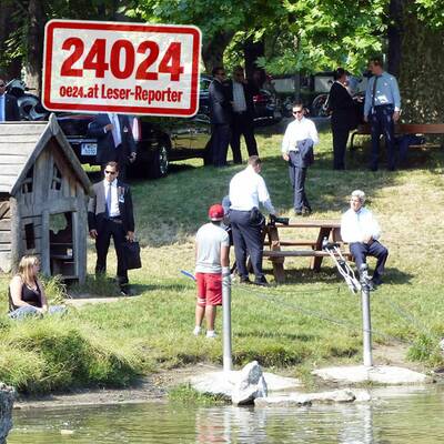 US-Außenminister Kerry rastet mit Gips-Fuß im Wiener Prater.