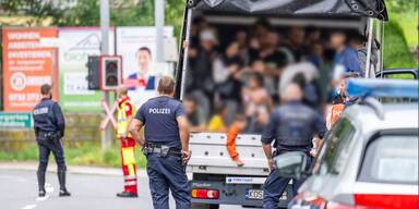 Chaos bei Verkehrskontrolle: Klein-Transporter hatte 53 Flüchtlinge an Bord