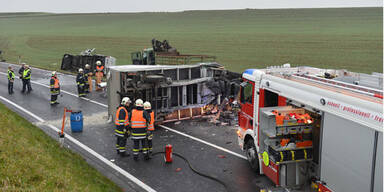 Ein Toter bei Horror-Crash mit 3 LKW