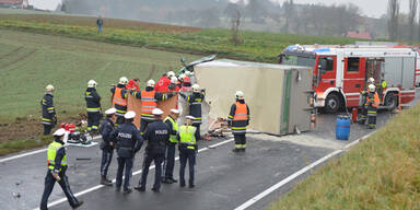 Ein Toter bei Horror-Crash mit 3 LKW