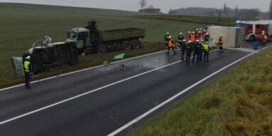 Ein Toter bei Horror-Crash mit 3 LKW