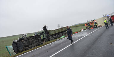 Ein Toter bei Horror-Crash mit 3 LKW