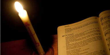 Kerze setzt in Kirche Kind in Flammen