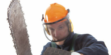 Mit Kettensäge zwei Polizisten attackiert