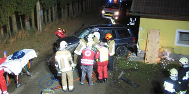 Kärntner rast mit Auto in Haus