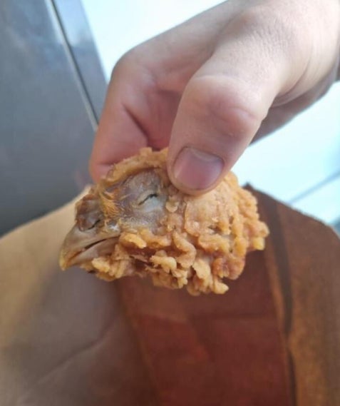 Kundin findet ganzen Hühnerkopf in KFC-Menü