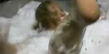 Drei Mädels badeten im KFC-Waschbecken