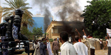 Islamisten setzen Botschaften in Brand