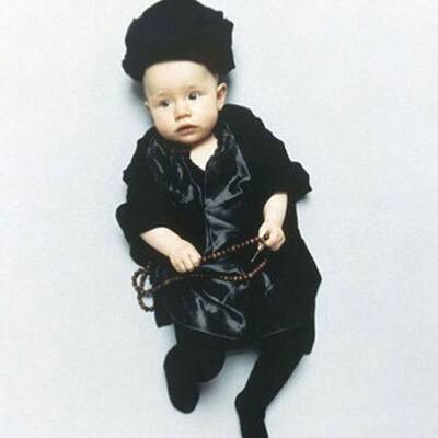 Baby als Hitler verkleidet