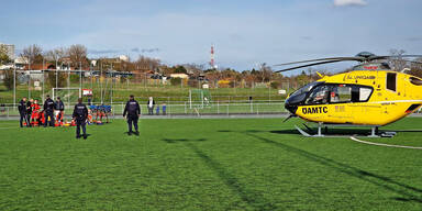 Nach brutaler Attacke: Kicker wieder zu Hause