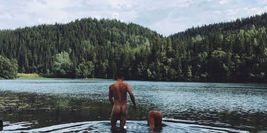 Fu&szlig;ball-Star zeigt Knack-Po beim Baden