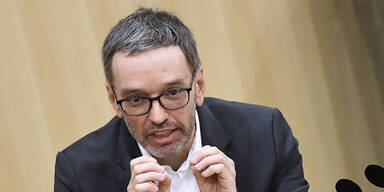 FPÖ attackiert Verfassungsministerin Edtstadler