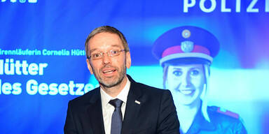 Kickl hebt Tattoo-Verbot auf