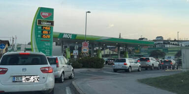 Kickl: Autoschlangen vor slowenischer Tankstelle