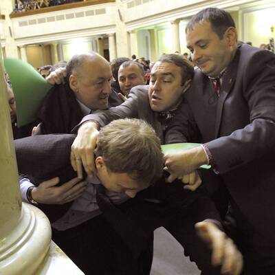 Kiew: Wilde Prügelei im Parlament