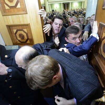 Kiew: Wilde Prügelei im Parlament