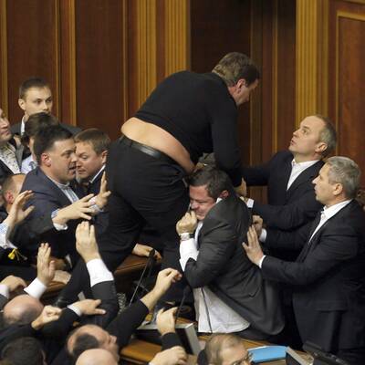 Kiew: Wilde Prügelei im Parlament