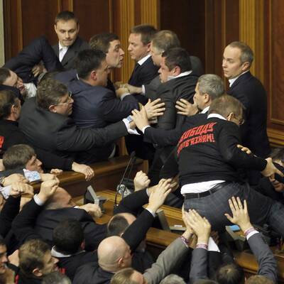 Kiew: Wilde Prügelei im Parlament