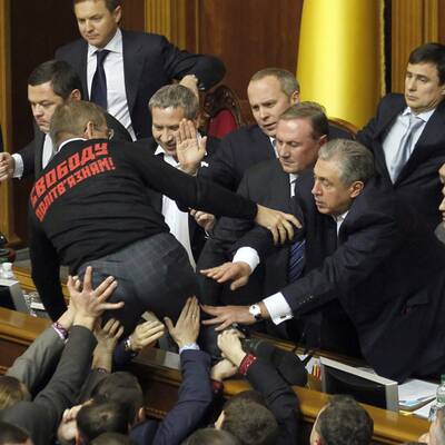 Kiew: Wilde Prügelei im Parlament