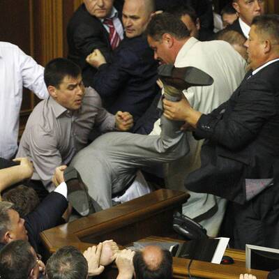 Massenschlägerei im Parlament