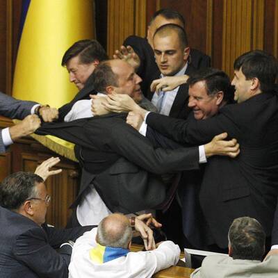 Massenschlägerei im Parlament