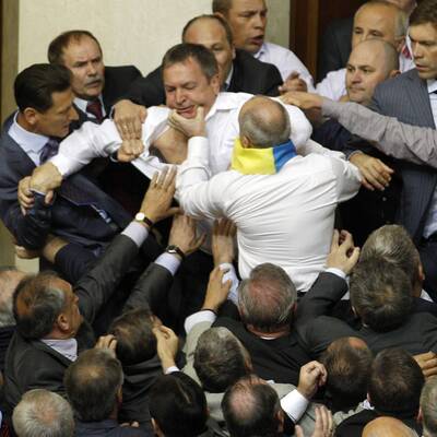 Massenschlägerei im Parlament
