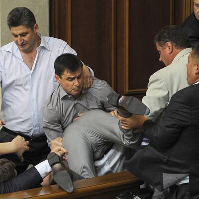 Massenschlägerei im Parlament
