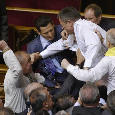 Massenschlägerei im Parlament