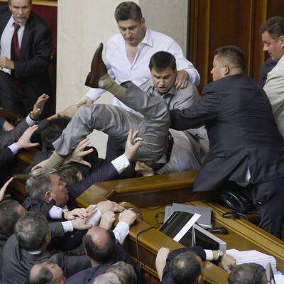 Massenschlägerei im Parlament