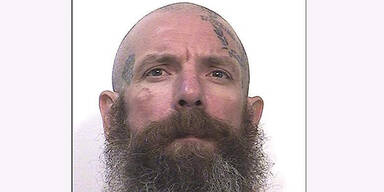 Häftling tötet zwei Kinderschänder