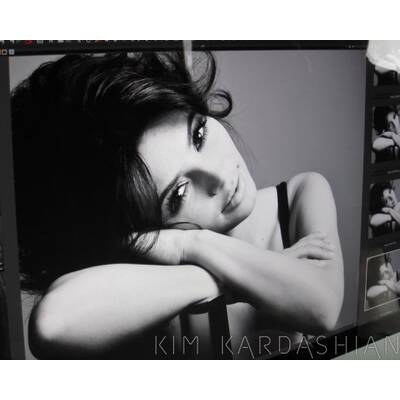 Kim Kardashian zieht sich für Cosmopolitan aus