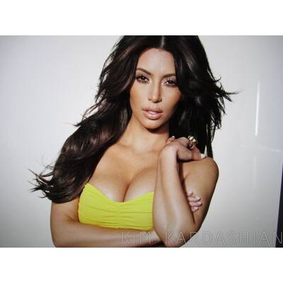 Kim Kardashian zieht sich für Cosmopolitan aus