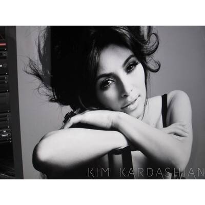 Kim Kardashian zieht sich für Cosmopolitan aus